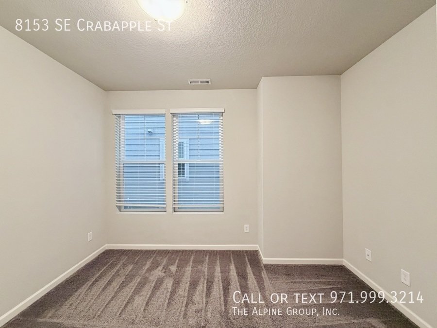 🍲 Granite Island + Stainless Appliances + Smart Fridge property image