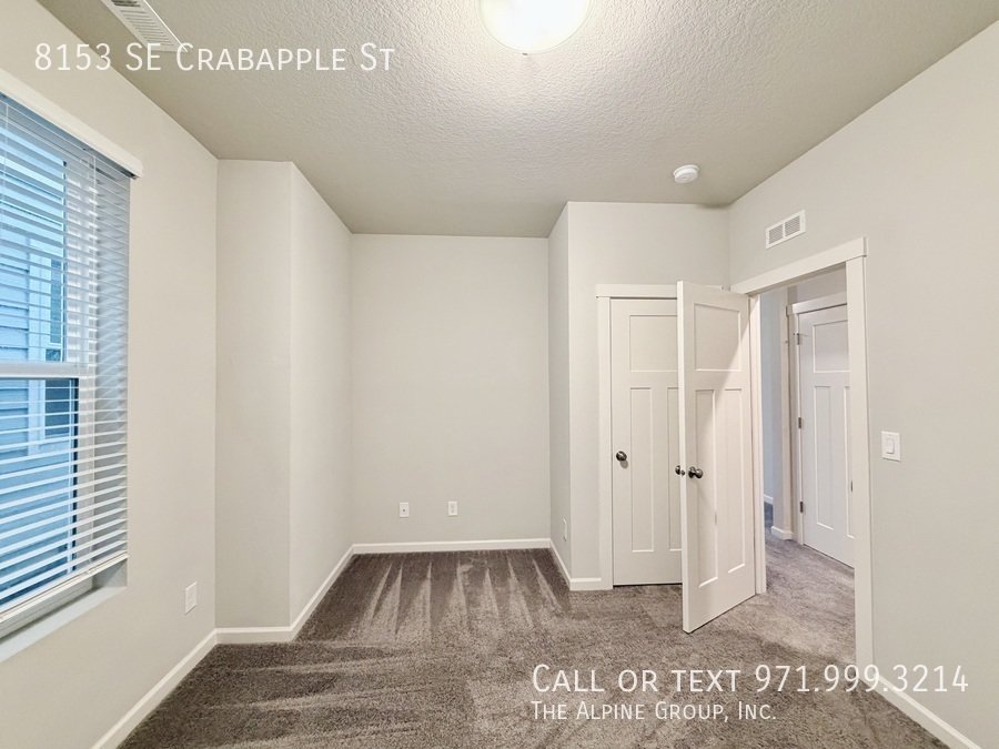 🍲 Granite Island + Stainless Appliances + Smart Fridge property image