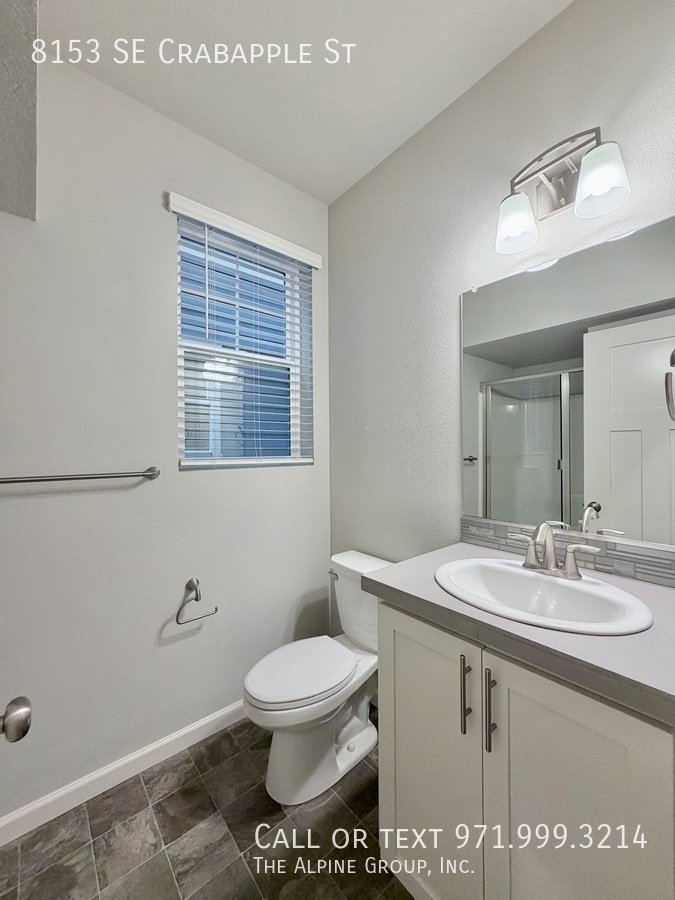 🍲 Granite Island + Stainless Appliances + Smart Fridge property image