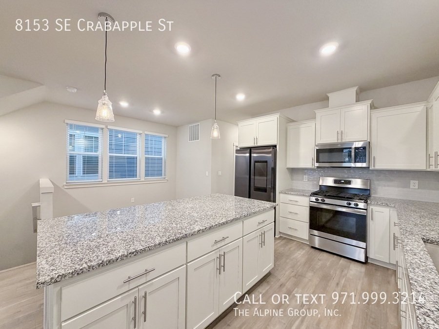 🍲 Granite Island + Stainless Appliances + Smart Fridge property image