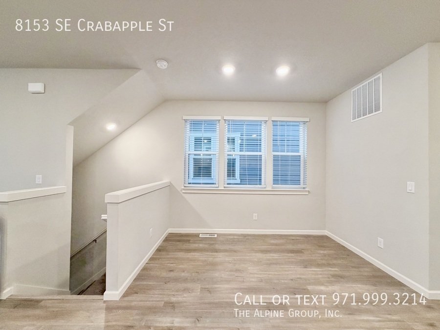 🍲 Granite Island + Stainless Appliances + Smart Fridge property image