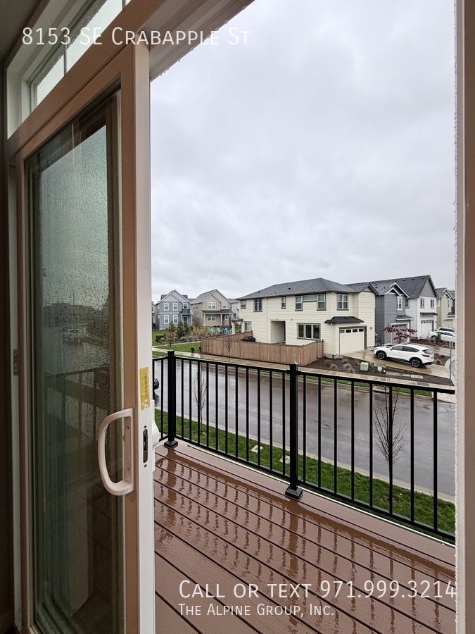 🍲 Granite Island + Stainless Appliances + Smart Fridge property image