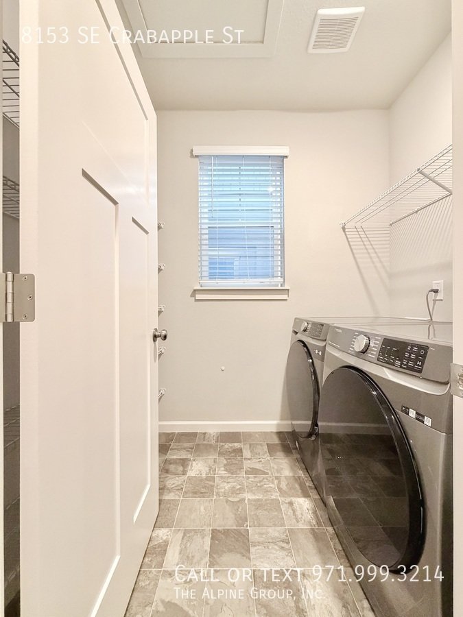 🍲 Granite Island + Stainless Appliances + Smart Fridge property image