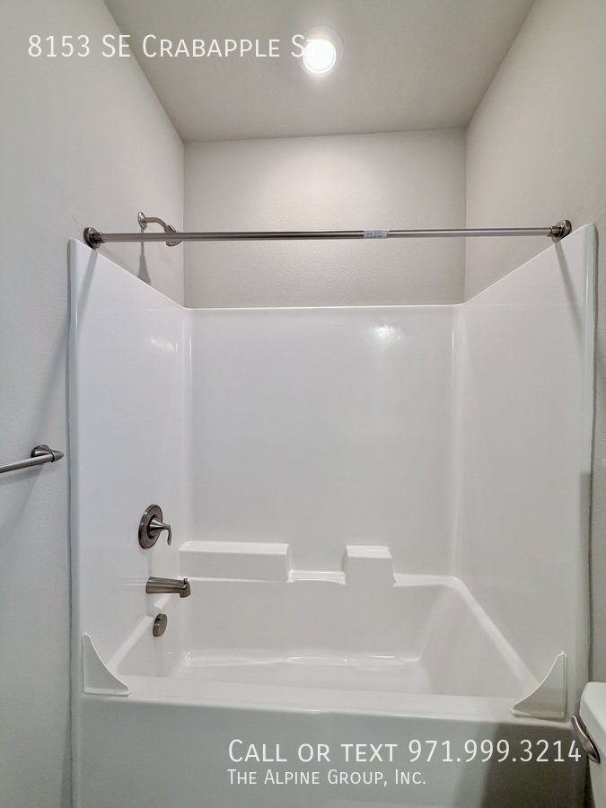 🍲 Granite Island + Stainless Appliances + Smart Fridge property image