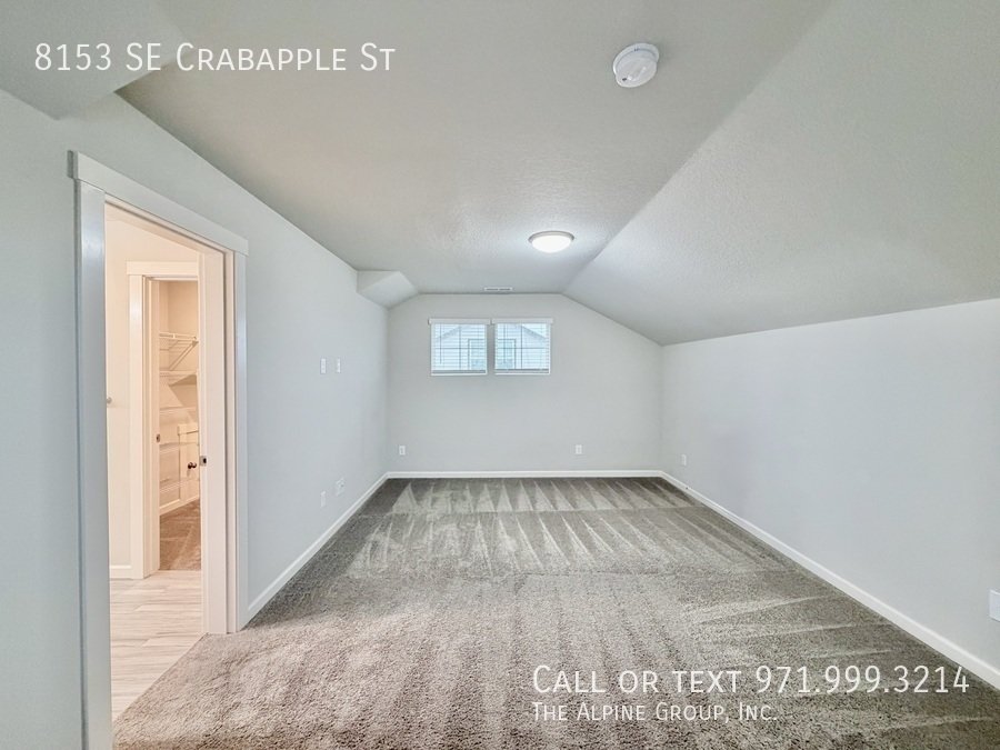 🍲 Granite Island + Stainless Appliances + Smart Fridge property image