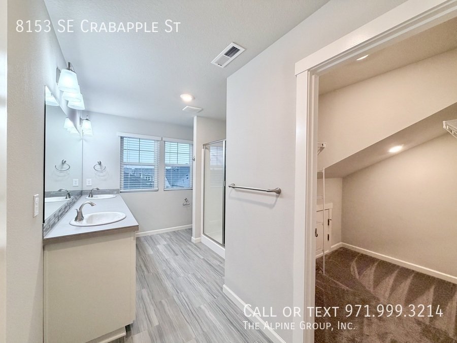 🍲 Granite Island + Stainless Appliances + Smart Fridge property image