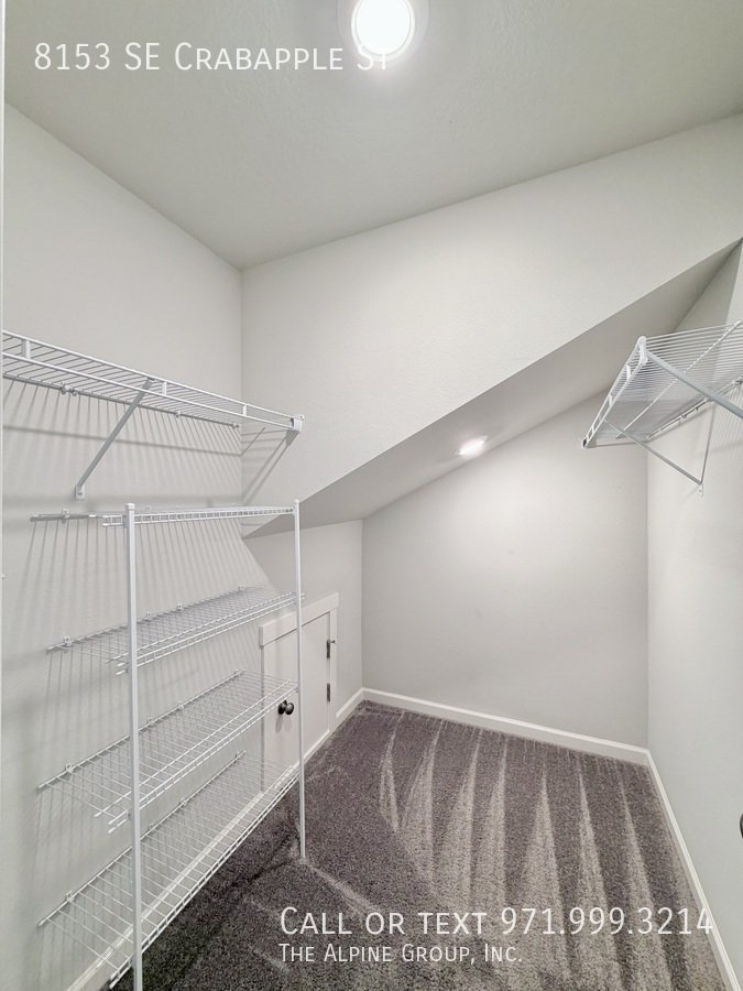 🍲 Granite Island + Stainless Appliances + Smart Fridge property image