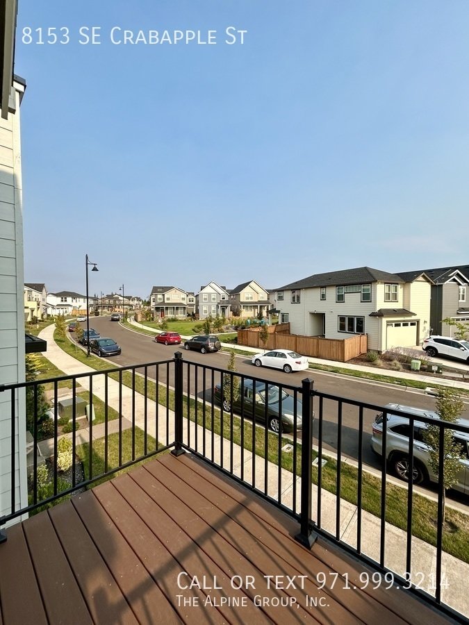 🍲 Granite Island + Stainless Appliances + Smart Fridge property image