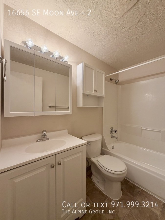 ✨ $500 OFF 1st Month – Apply by 3/16! Cozy Milwaukie 2-Bed property image