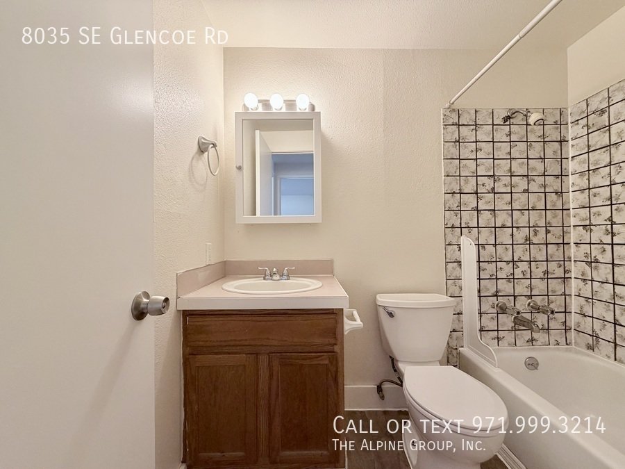 🔑First Month FREE w/ 12-Mos Lease| 2-Bedroom in Milwaukie - W/S/G is included! property image