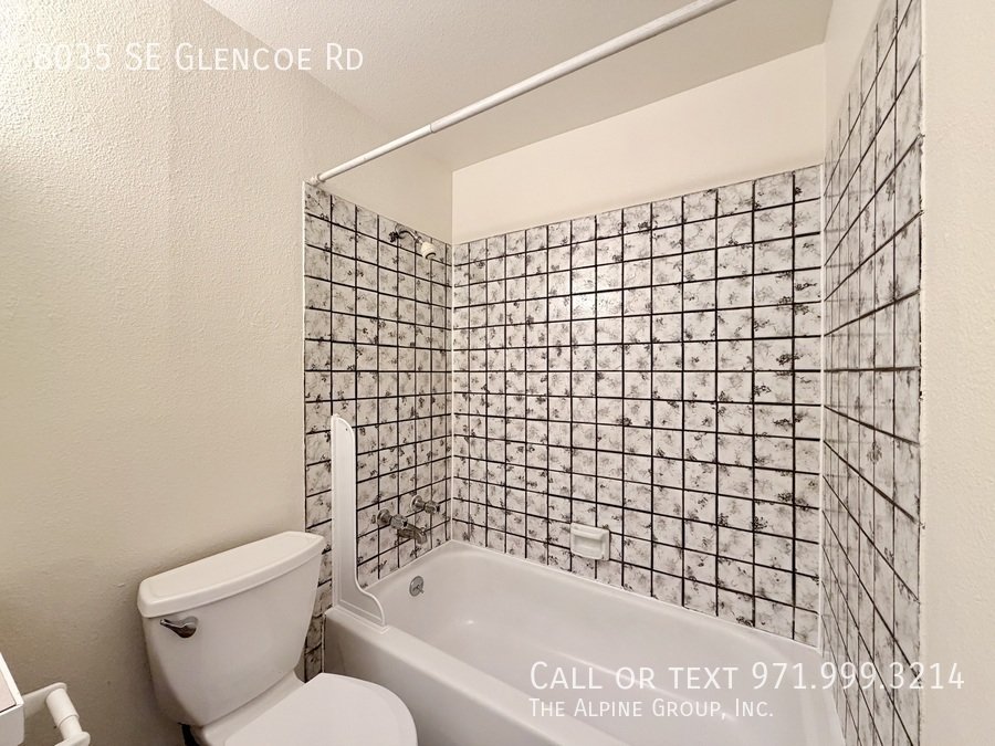 🔑First Month FREE w/ 12-Mos Lease| 2-Bedroom in Milwaukie - W/S/G is included! property image