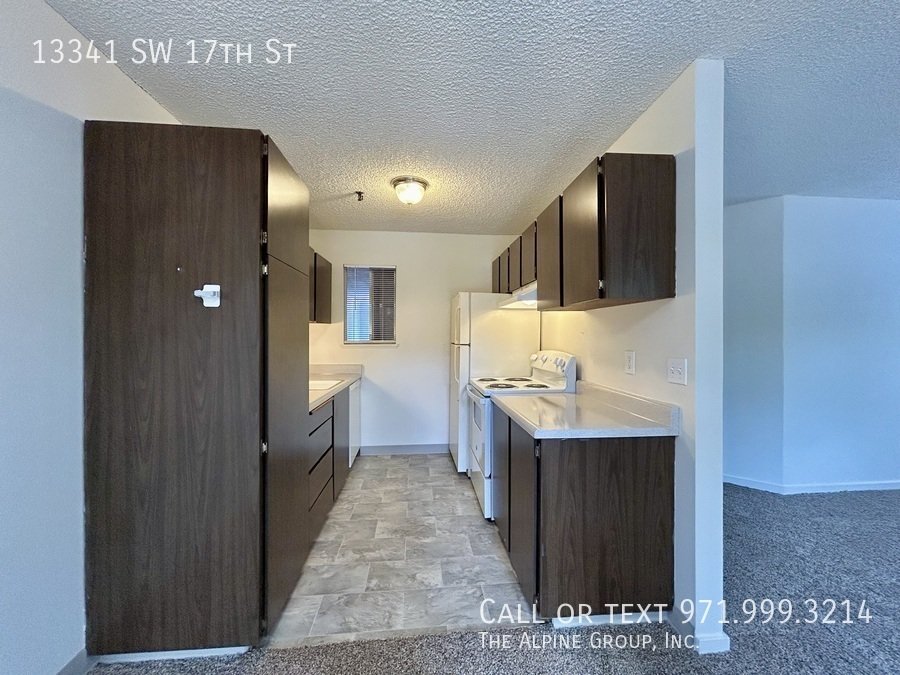 **Bright & Spacious Top‑Floor 2‑Bedroom with Balcony & In‑Unit Washer/Dryer – Utilities Included!** property image