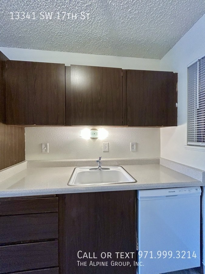 **Bright & Spacious Top‑Floor 2‑Bedroom with Balcony & In‑Unit Washer/Dryer – Utilities Included!** property image