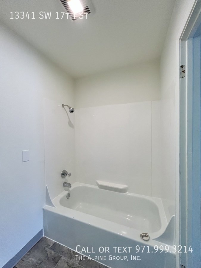 **Bright & Spacious Top‑Floor 2‑Bedroom with Balcony & In‑Unit Washer/Dryer – Utilities Included!** property image