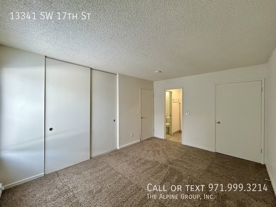 **Bright & Spacious Top‑Floor 2‑Bedroom with Balcony & In‑Unit Washer/Dryer – Utilities Included!** property image