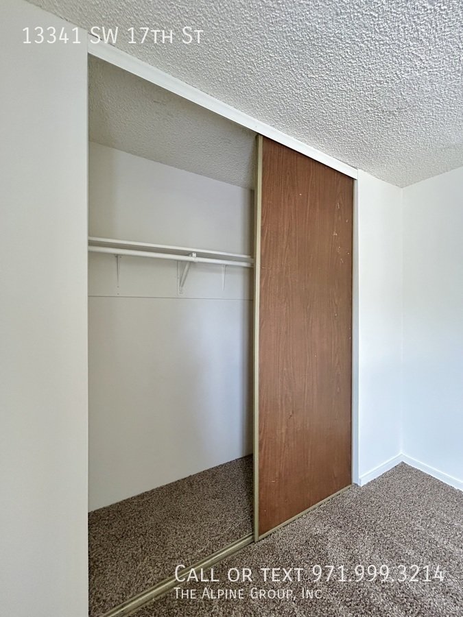 **Bright & Spacious Top‑Floor 2‑Bedroom with Balcony & In‑Unit Washer/Dryer – Utilities Included!** property image